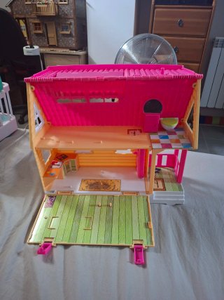 Casita de muñecas rosa y amarilla