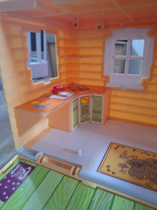 Casita de muñecas rosa y amarilla