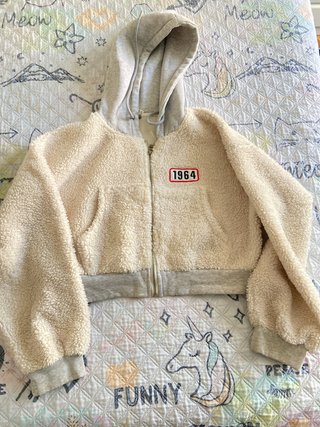 Chaqueta peluche beige y gris con capucha