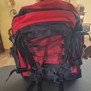 Mochila de trekking roja y negra