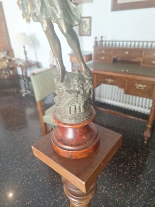 Escultura antigua de bronce