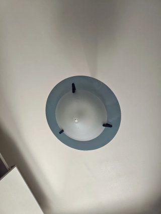 Lampadario blu e bianco in vetro