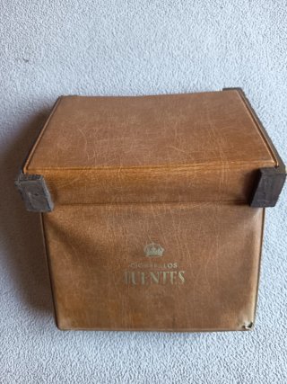 Antigua Caja Colección Cigarrillos Fuentes Rareza