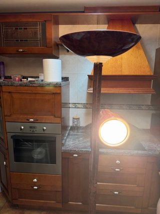 Lámpara de pie de madera y cristal