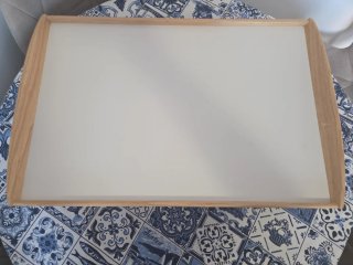 Tavolo da letto in legno e plastica