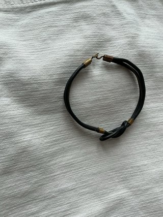 Pulsera cuero nudo central