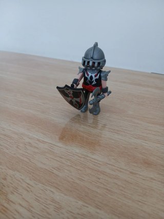 Caballero medieval Playmobil con escudo