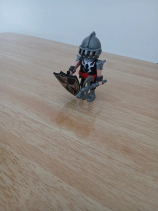 Caballero medieval Playmobil con escudo