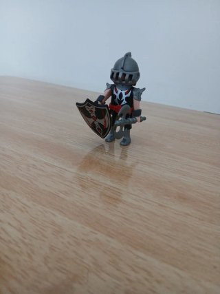 Caballero medieval Playmobil con escudo