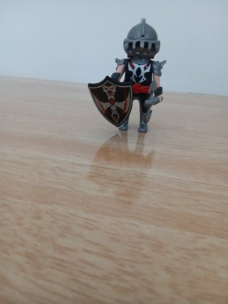 Caballero medieval Playmobil con escudo