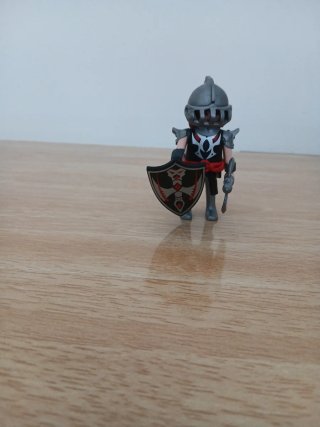 Caballero medieval Playmobil con escudo