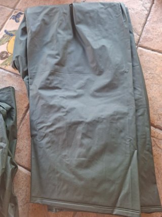 Traje de agua verde con capucha