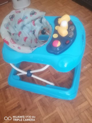 Andador infantil azul con juguetes
