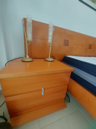 Cama, cabecero y mesitas de noche