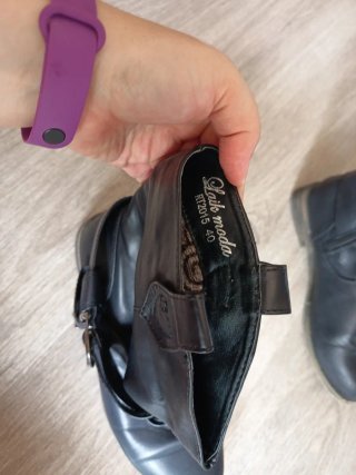 Botines planos negros con hebilla. Talla 40.