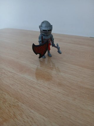 Caballero Playmobil con hacha y escudo