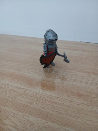 Caballero Playmobil con hacha y escudo