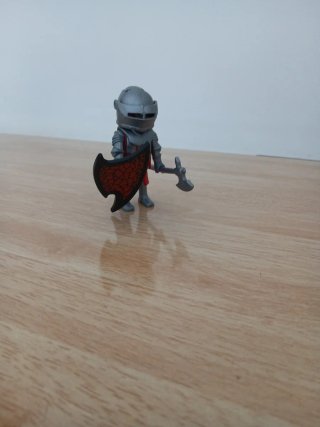 Caballero Playmobil con hacha y escudo