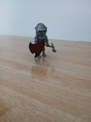 Caballero Playmobil con hacha y escudo