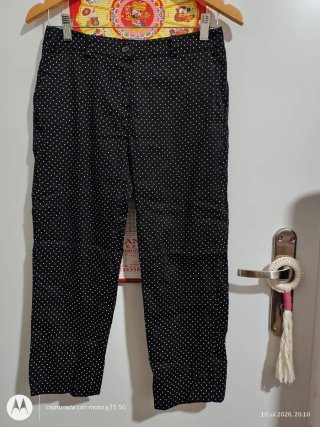 Pantalones negros con lunares blancos