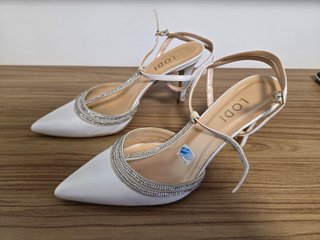 Zapatos de tacón 38 LODI blancos con pedrería