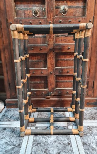 Tavolo ausiliario in bambù e rattan