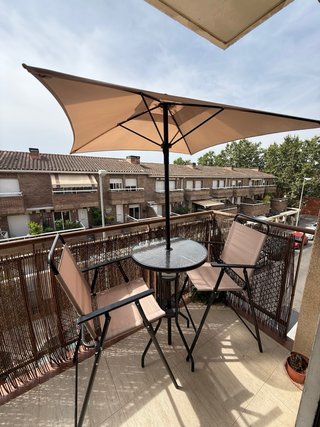 Mesa Balcón con Sombrilla y 2 Sillas