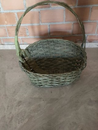 Cesta de mimbre gris y verde