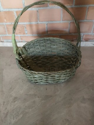 Cesta de mimbre gris y verde