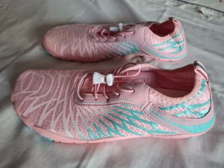 Zapatillas minimalistas rosa y turquesa