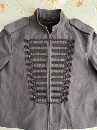 Chaqueta Zara cropped alamares gris