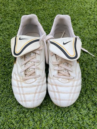 Zapatillas de fútbol Nike blancas y doradas