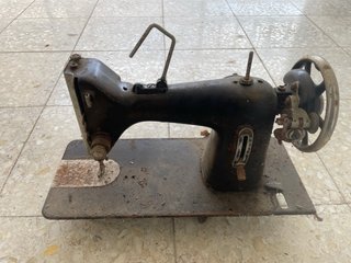 Dos máquinas de coser antiguas Singer