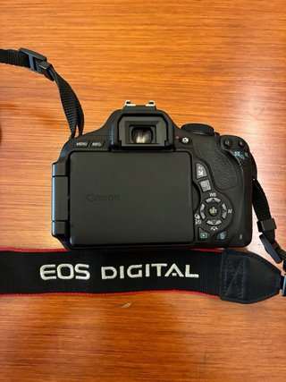 Cámara Canon EOS 600D con accesorios