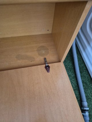 Armario de madera con ruedas