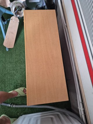 Armario de madera con ruedas