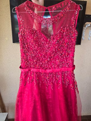 Vestido de fiesta rojo con pedrería