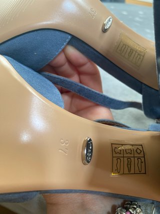Sandalias de tacón con pedrería