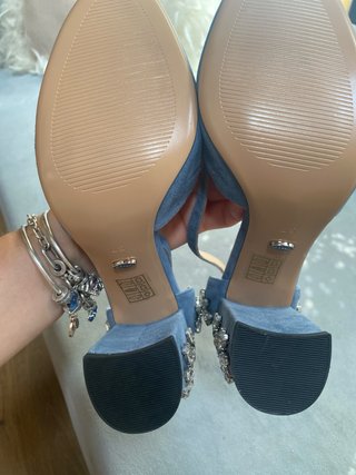 Sandalias de tacón con pedrería
