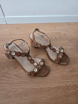 Sandalias de tacón con adornos dorados 36-37