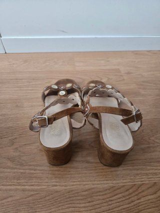 Sandalias de tacón con adornos dorados 36-37