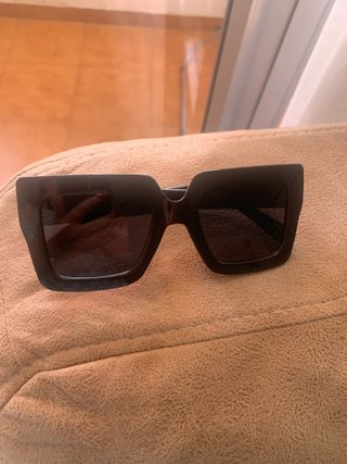 Gafas de sol negras cuadradas