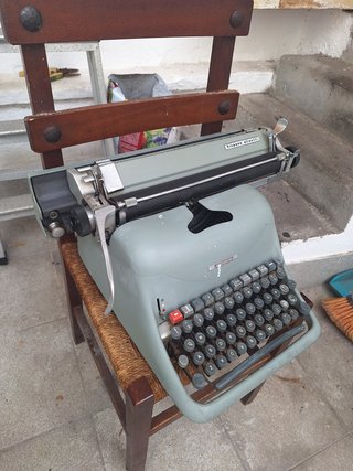 Máquina de escribir Hispano Olivetti