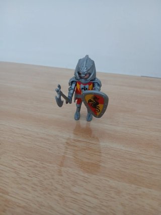 Playmobil Caballero con Hacha y Escudo