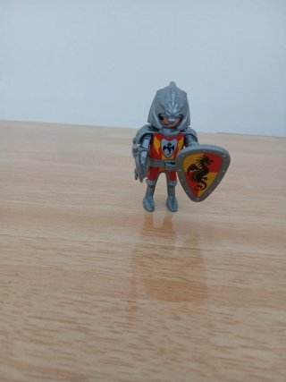 Playmobil Caballero con Hacha y Escudo