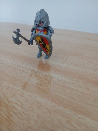 Playmobil Caballero con Hacha y Escudo