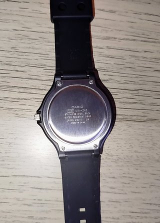 Reloj Casio MW-240 Negro y Dorado
