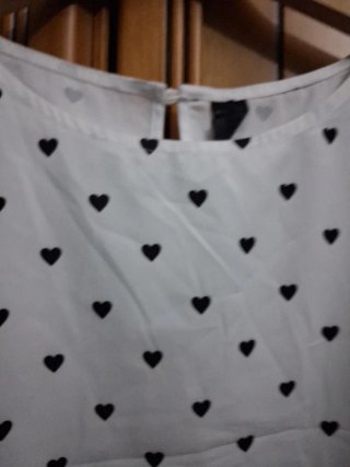 Blusa blanca con corazones negros