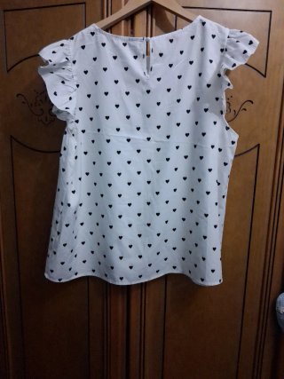 Blusa blanca con corazones negros