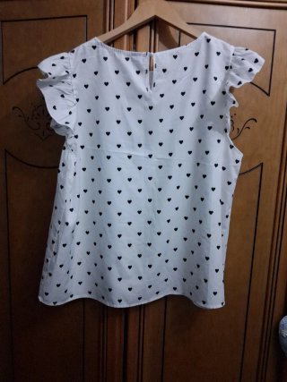 Blusa blanca con corazones negros